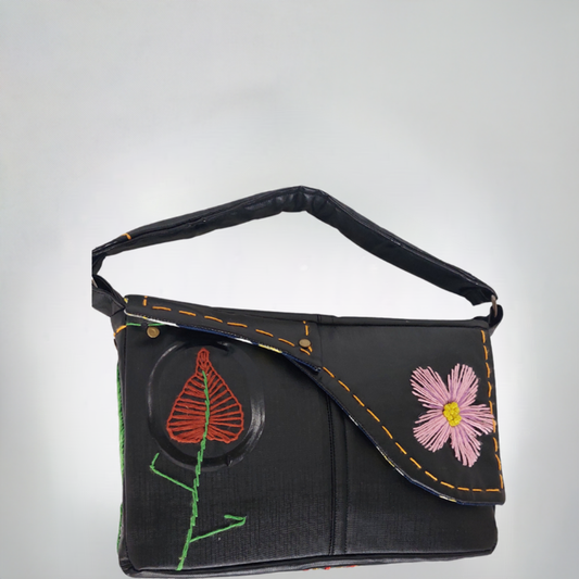 Daisy  – Embroidered Handheld Bag